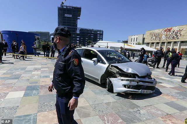 “NJË MOMENT DRAMATIK”/ “Daily Mail” artikull për 32-vjeçarin që tmerroi qytetarët në sheshin “Skëndërbej” (VIDEO)