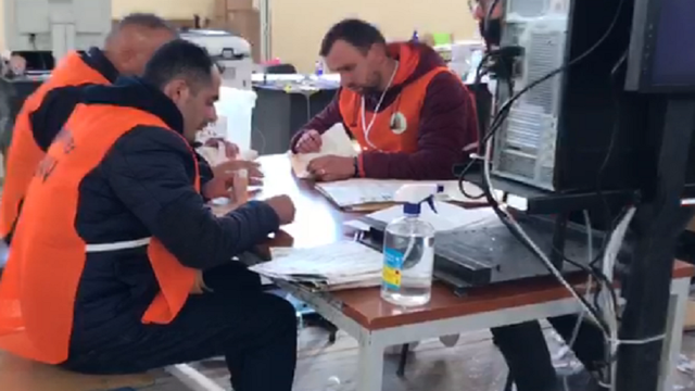 ZGJEDHJT/ PS-PD “kokë më kokë” në Devoll, demokratët ngushtojnë avantazhin