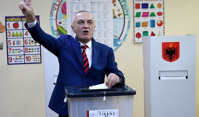 Ilir Meta u ndëshkua si anti-amerikan!