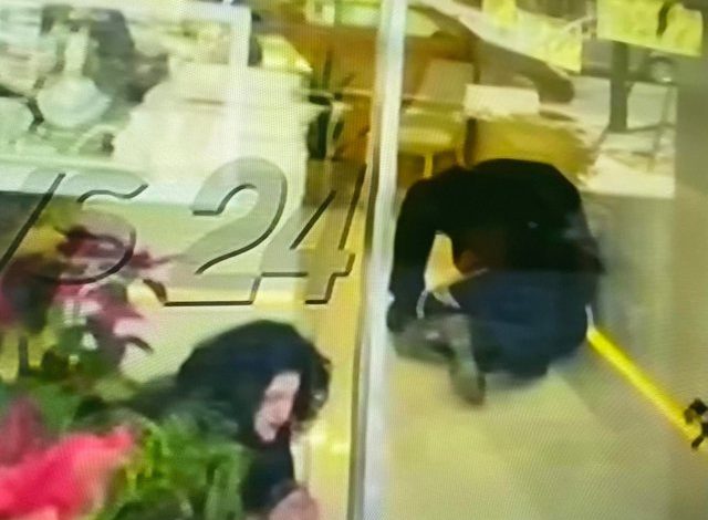 TË GJITHË TË SHTRIRË NË TOKË/ Ja momenti i grabitjes me armë i argjendarisë në Vlorë (VIDEO)