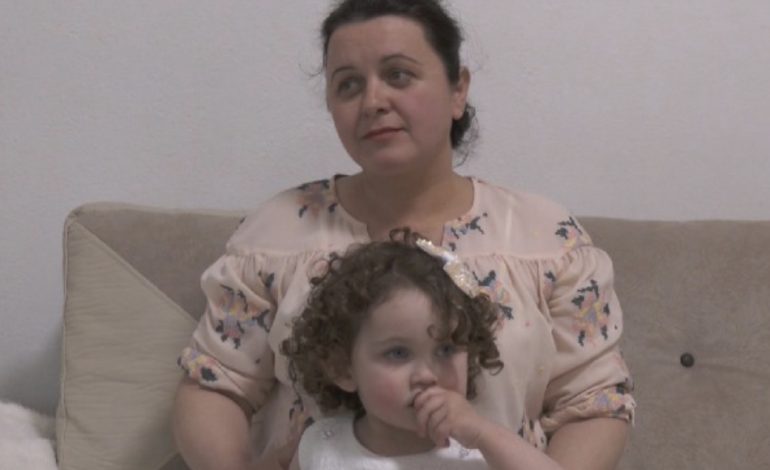 “TË GJITHËVE EMIGRANTËVE U DUKEJ GËNJESHTËR”/ Rrushe Alimemetaj me të bijën zbritën të parat në aeroportin e ri në Kukës: E falenderojmë Kryeministrin…