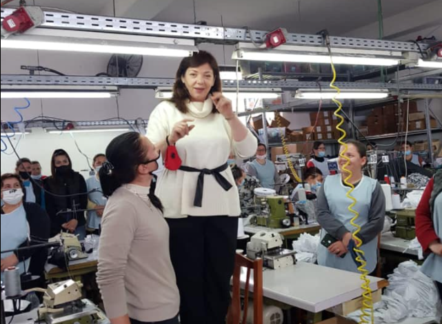 NUK PËRMBAHET/ Nora Malaj heq këpucët dhe hipën mbi karrige: Edhe 17 ditë dhe e mira do të triumfoj…