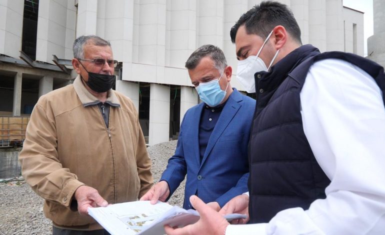 “T´I RIKTHEHEMI PUNËVE”/ Balla inspekton punimet për rehabilitimin e lulishtes qendrore të Elbasanit