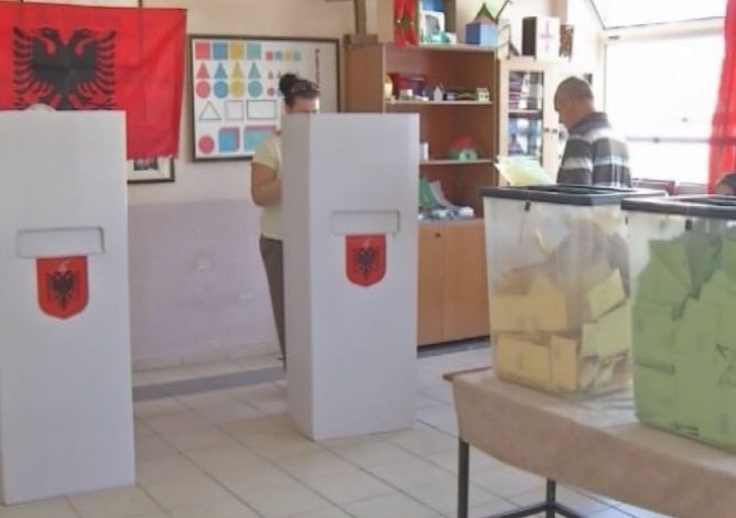 TË INFEKTUAR ME COVID-19/ Ja sa qytetarë nuk do të votojnë nesër në Vlorë e Himarë