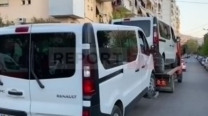 PAMJET/ Policia largon nga vendngjarja furgonat e PD-së në Elbasan