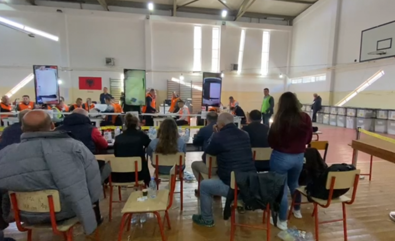 ZGJEDHJET/ Mbyllet numërimi i votave në Bashkinë Fier. PS fiton, ja REZULTATI
