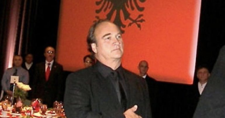 “DO TË DOJA TË LIDHESHA…”/ Jim Belushi kërkon ndihmë nga vëllezërit dhe motrat shqiptare, kudo që ndodhen