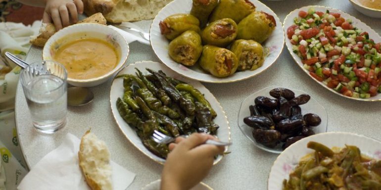 DIETA E SHENJTË PËR MUAJIN RAMAZAN/ Këshilla nga mjekët që nuk duhen humbur