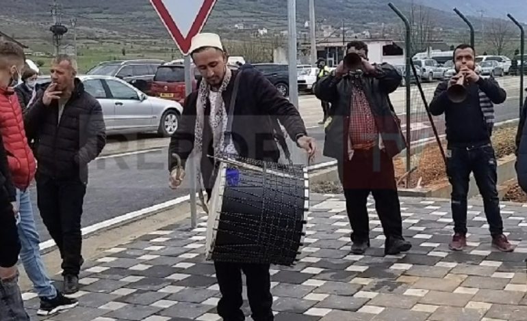 ME DAULLE E FLAMUJ KUQEZI/ Qytetarët mblidhen për të parë inagurimin e aeroportit të Kukësit: Hallall ja boftë Zoti Edi Ramës
