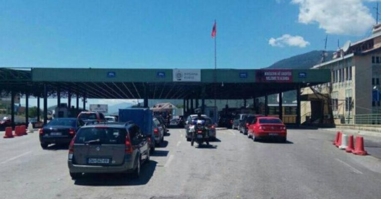 NUK PYESIN PËR COVID-19/ Dyndje lëvizjesh në pikën kufitare të Qafë-Thanës, shqiptarët e kalojnë fundjavën në Maqedoninë e Veriut