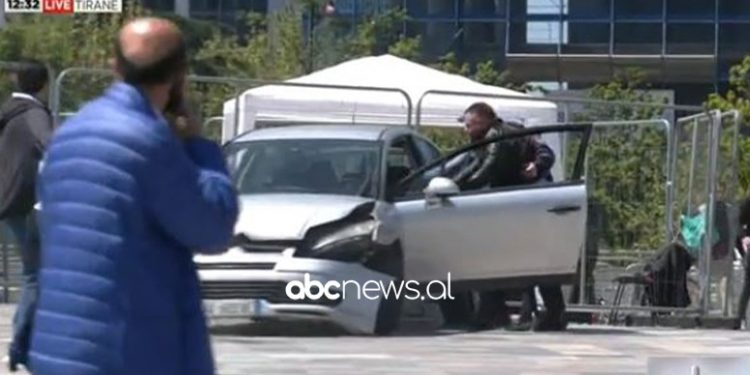 DALIN PAMJET/ Makina futet me shpejtësi në sheshin “Nënë Tereza”, PËRPLASJE mes disa personave