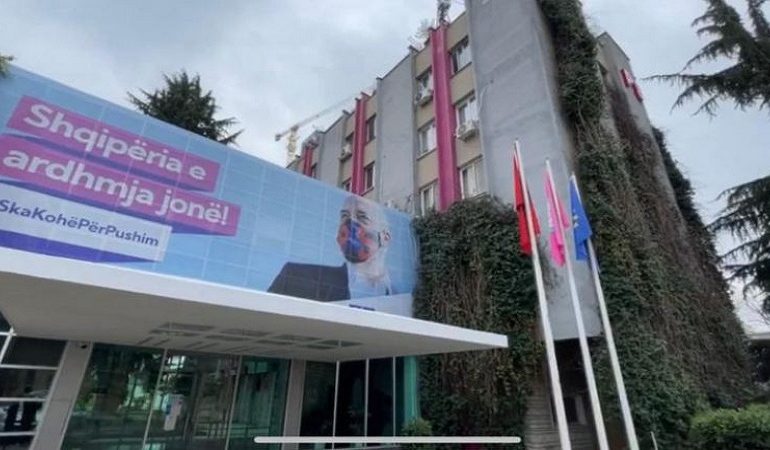 SHKARKIMI I ILIR METËS/ Socialistët nisin mbledhjen e firmave për largimim e tij nga Presidenca