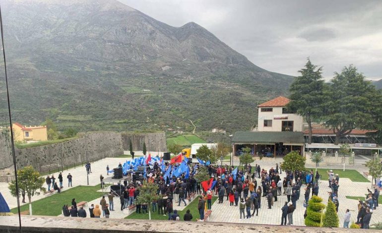 FOTOLAJM/ Qytetarët braktisin sërish Bashën edhe në mitingun e Tepelenës