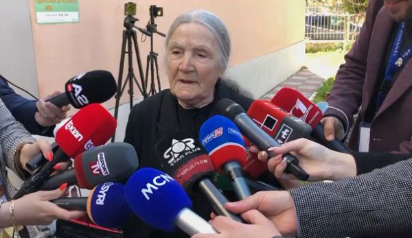 ZGJEDHJET/ 97-vjeçarja shkodrane shkon për të votuar, bën urimin për shqiptarët: Jua plotësoftë Zoti të gjitha dëshirat