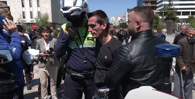 TMERROI QYTETARËT NË SHESHIN “SKËNDËRBEJ”/ Flet 32-vjeçari: Më doli makina jashtë kontrollit
