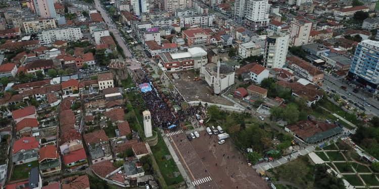 FOTOLAJM/ Dy ditë pas VRASJES, ja si e priti ELBASANI Lulzim Bashën