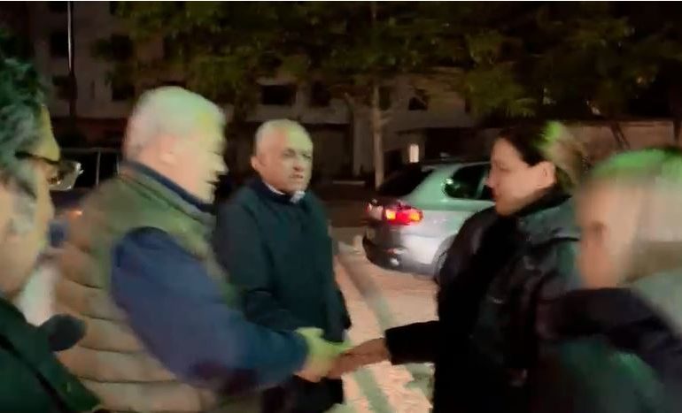 “ME KRAHË TË LEHTA”/ Momenti kur Çuçi dhe Kumbaro i japin dorën Tritan Shehut të PD dhe Dasho Alikos