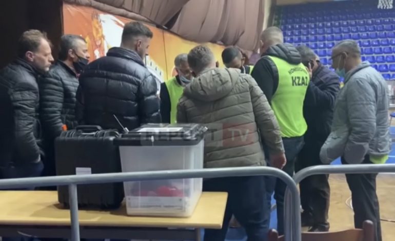 ZGJEDHJET/ Në Fier numërohen 127 kuti nga 580, PS 53.4 %, PD-LSI 45 %