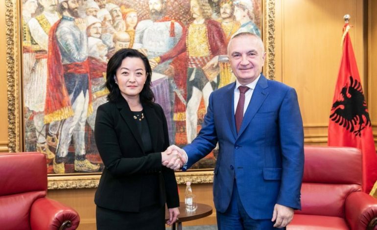 REAGIMI I METËS NDAJ AMBASADORES KIM/ Analistët: Fushata rrezikon të kthehet në vitet ‘90, të dorëhiqet…