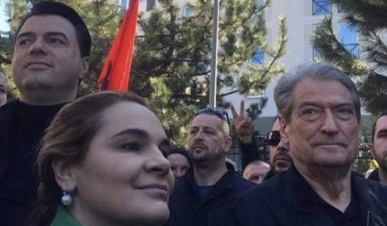 “PSIQIKU SALI BERISHA…”/ Habit Kryemadhi dikur e shante tani e lavdëron: Është për t’u adhuruar… (VIDEO)