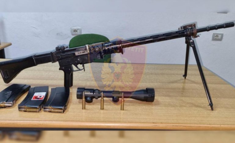 ARRESTOHET 29-VJEÇARI NGA VLORA/ U kap me snajper në banesë, gjatë kontrollit policia…