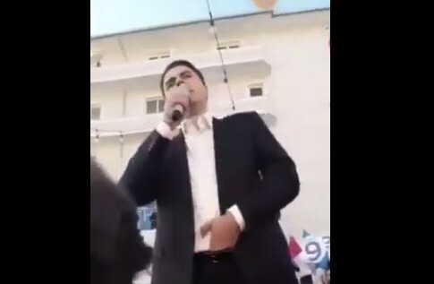 PO BËN XHIRON E RRJETIT/ Basha fut duart në pantallona në mes të mitingut (VIDEO)