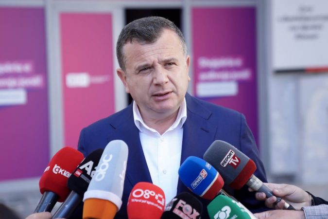 TAKIMI ME AMBASADORIN BRITANIK/ Balla: Bisedë miqësore. KQZ të vendosë sa më shpejtë…