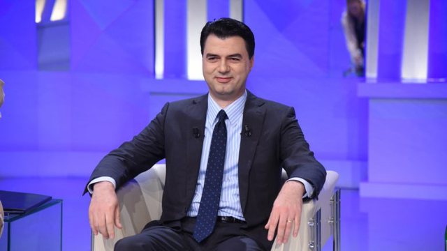 DEBATI/ Basha: Futa Shqipërinë në NATO! Gazetari: Ushtarët stërviteshin me atlete dhe…