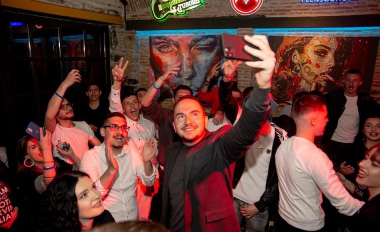 PAMJET SKANDALOZE/ Salianji organizon party për t’i marrë votën të rinjve: Covid dhe 1 pije falas