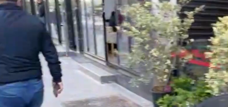 NDODH EDHE KJO/ PD harron kamerën hapur gjatë takimit, stafi: Na duhet passwordi urgjent! (VIDEO)
