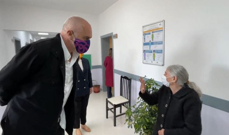 “O NDERI I SHQIPËRISË…”/ Rama takon të moshuarit në qendrën e vaksinimit në Rrogozhinë
