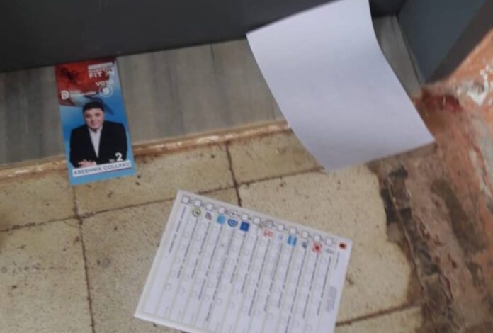 PD THYEN SËRISH HESHTJEN ZGJEDHORE/ Kreshnik Çollaku shpërndan fletëpalosje nëpër banesa