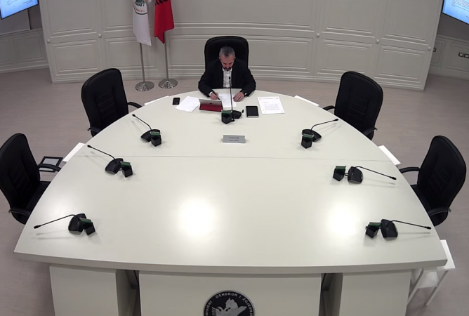 ZGJEDHJET E 25 PRILLIT/ Fletët e votimit në rrezik, kompania sllovene e printimit letër KQZ: Mision i pamundur t’i dorëzojmë…
