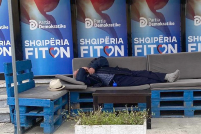 “GJUMË TË ËMBËL…”/ Rama publikon FOTON e një burri që fle para selisë së PD dhe bën komentin epik: Flasim kur…