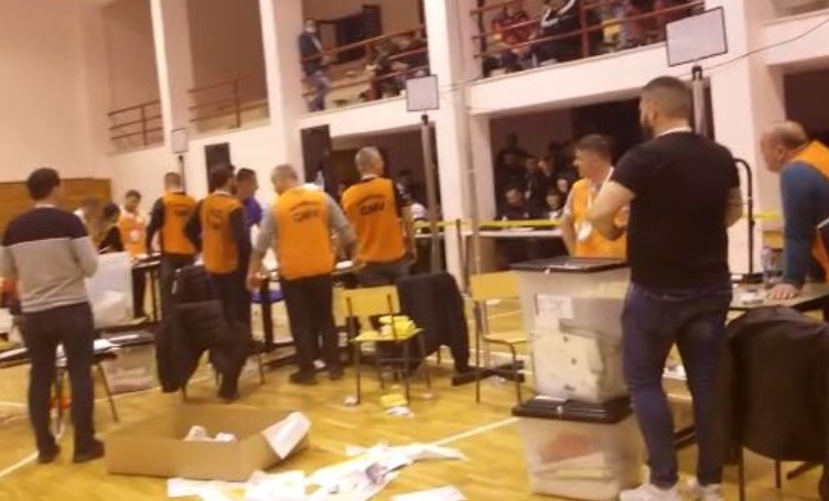 ÇUDIRA SHQIPTARE/ Fletët e votimit në tokë, Komisionineri i PD feston ditëlindjen, vëzhguesit…