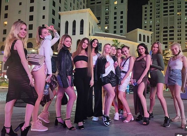 DOLËN NUDO NGA BALLKONI I NJË HOTELI NË DUBAI/ Këto janë 11 modelet e arrestuara (FOTOT)