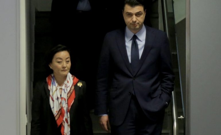 “SJELLJA JUAJ ËSHTË IRRITUESE”/ Këshilltari i Lulzim Bashës sulmon ambasadoren Yuri Kim