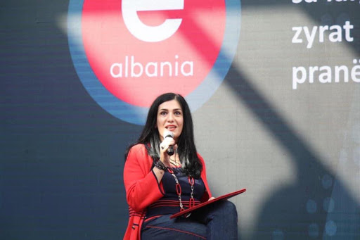 REKORD APLIKIMESH PËR PASHAPORTË NË E-ALBANIA/ Karçanaj: Mbi 21 vite pritje të kursyera në radhë