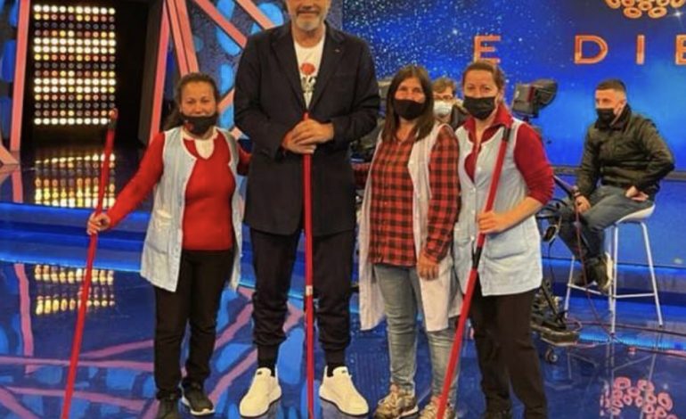 FOTOLAJM/ Rama “burrë për shpi”, me leckë në dorë dhe i rrethuar nga gratë