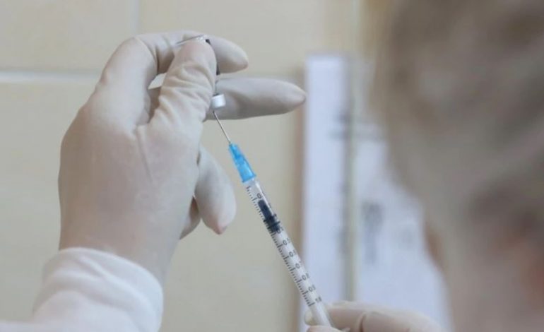 NUK NDRYSHOJNË SHIFRAT E COVID-19/ Ja kush pritet të vaksinohet pak pas ditësh