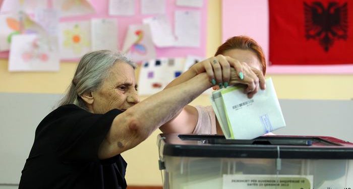 FOTOLAJM/ Vendoset: Ja si do të jetë përfundimisht fleta e votimit në 12 Qarqet e vendit