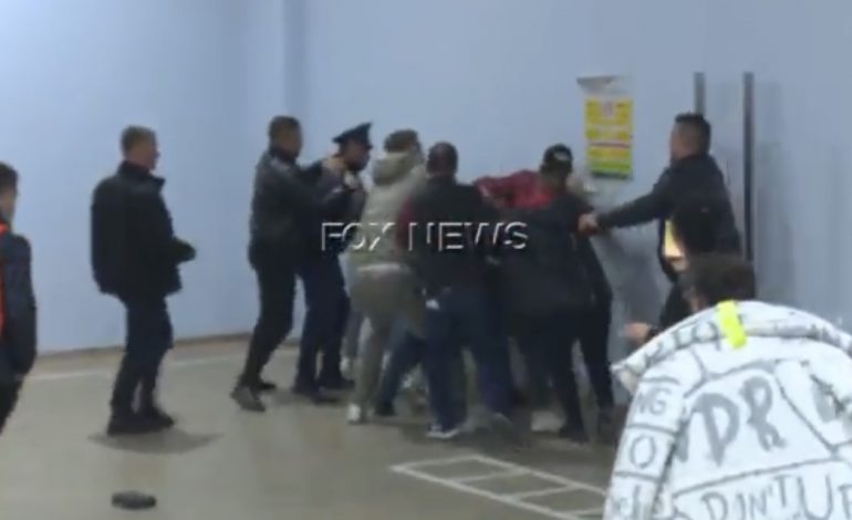 DEL VIDEO/ Pamjet e renda, GRUSHTA tek shkolla “1 Maj”. Vëzhguesit…