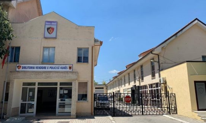 ZGJEDHJET/ Komisioneri i PD dhunon dhe kërcënon me armë kryetarin e PS në Tropojë, vëllezërit shkatërrojnë…