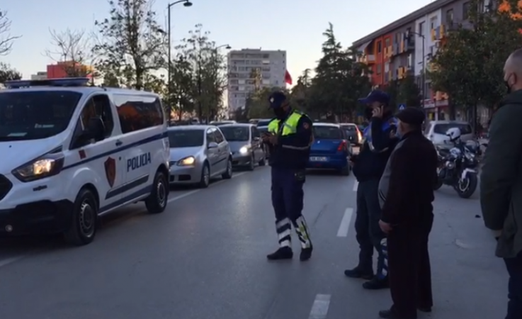AKSIDENT NË FIER/ Motori përplas të moshuarin dhe largohet, por më pas përfundon…