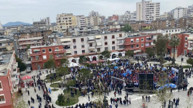 BRAKTISET NË ÇDO QYTET QË SHKON/ Qyetarët largohen nga mitingu i Bashës edhe në Vlorë (PAMJET)