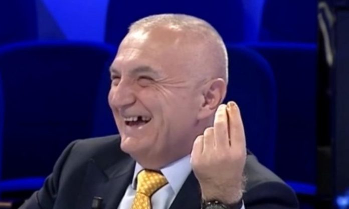 “DORËZO FLORIRIN”/ Pas ngjarjeve të fundit, qytetarët i kthehen ashpër Metës: O llum ti ke vrarë e ke prerë, je kapur me video