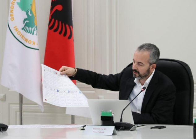 25 PRILLI/ Celibashi vendos se si do të jetë fleta e votimit: Kandidatët do të identifikohen me emër, fonti i letrës, i ndryshëm për çdo qark (FOTO)