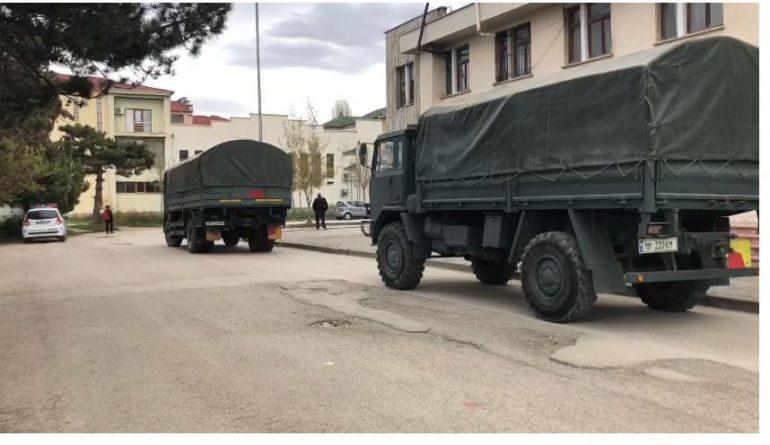 TË SHOQËRUARA NGA FORCAT SPECIALE TË POICISË/ Mbërrijnë materialet zgjedhore në Korçë (PAMJET)