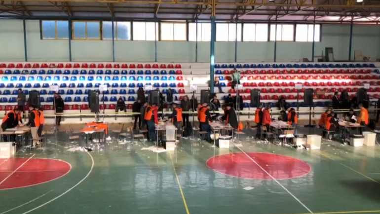 ZGJEDHJET/ Në Bashkinë e Kolonjës përfundon procesi edhe për kandidatët. Ja më të votuarit nga PS dhe PD