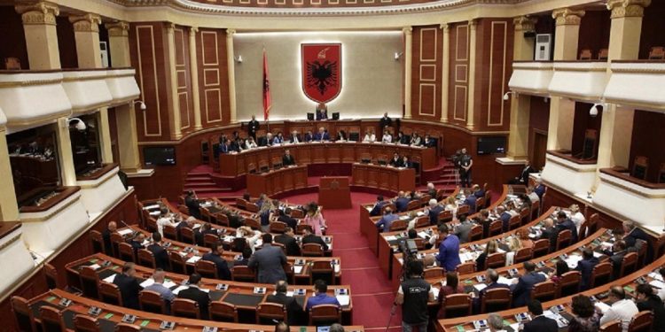ZGJEDHJET/ Në Parlamentin e ri do të ulen 45 gra dhe vajza. Më e moshuara Luljeta Bozo, më e reja Andia Ulliri
